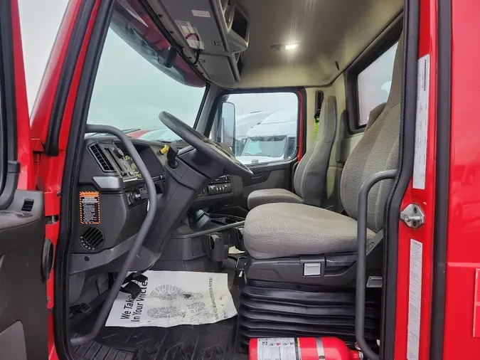 2022 VOLVO VNR64T300