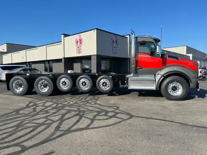 2025 Kenworth T880