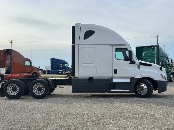 2021 FREIGHTLINER Cascadia 126