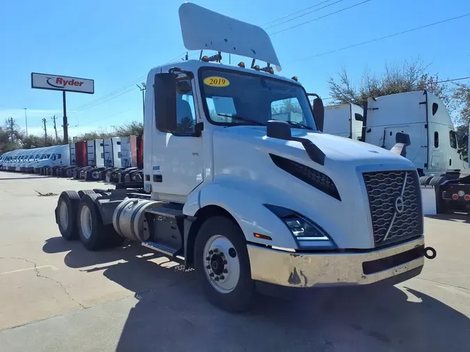 2019 VOLVO VNL64T-300