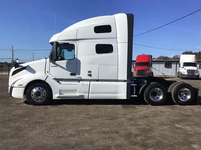 2022 VOLVO VNL64T760