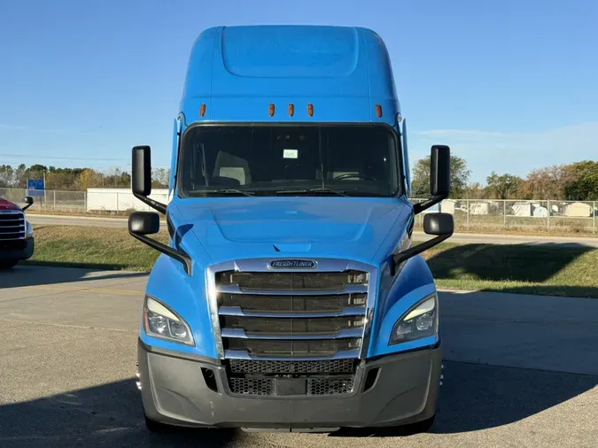 2021 FREIGHTLINER Cascadia 126