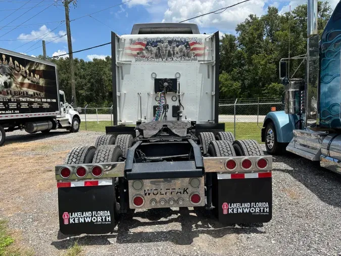 2023 Kenworth W990