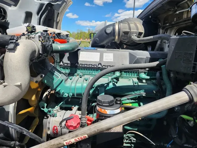 2024 VOLVO VNL64T860