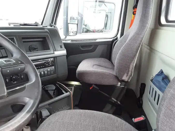 2020 VOLVO VNL64T-300