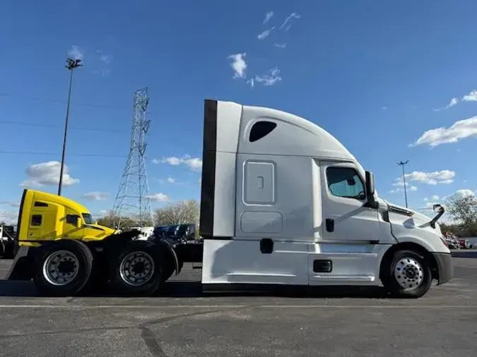 2023 Freightliner Cascadia24c0c53ddd5a9b1e75316e21f0218c24