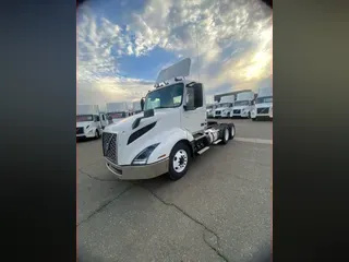 2019 VOLVO VNL64T-300
