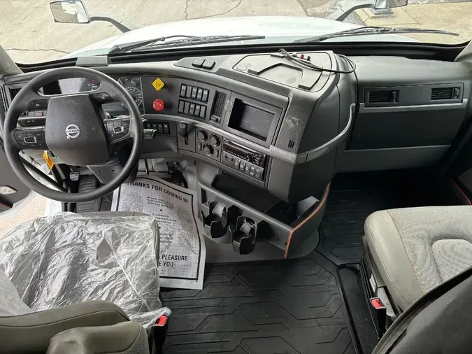 2019 VOLVO VNL64T760