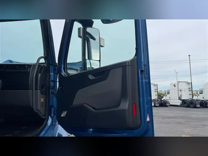 2021 VOLVO VNL760