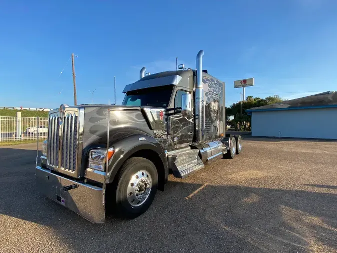 2024 Kenworth W990