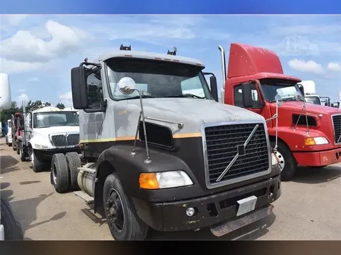 2006 VOLVO VNM42T200