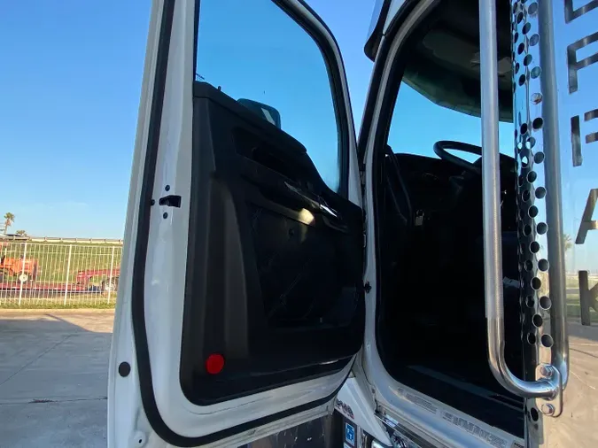 2023 Kenworth W990