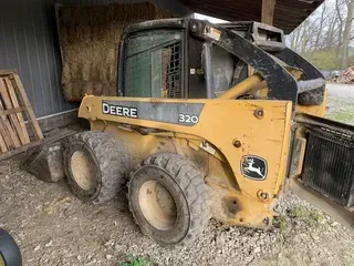 2005 John Deere 320