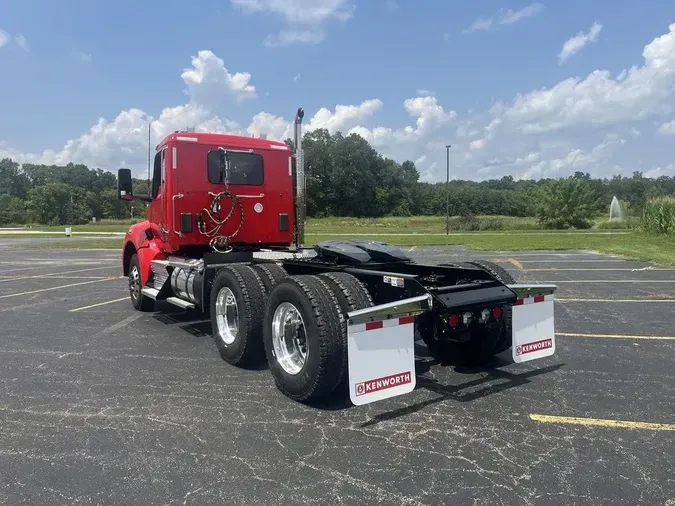 2025 Kenworth T880