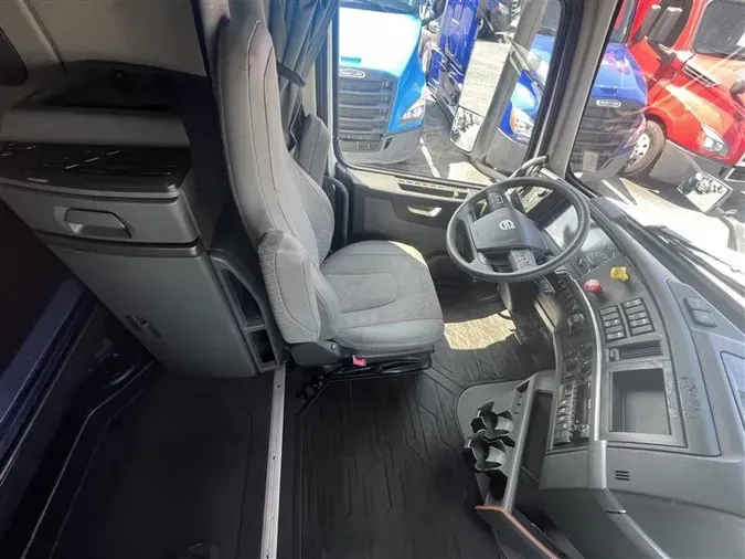 2022 VOLVO VNL760