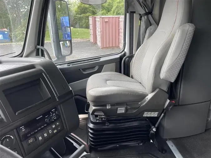 2021 VOLVO VNL860