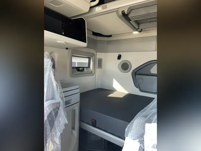 2026 VOLVO VNL64T860