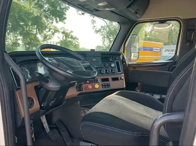 2019 Freightliner T12664ST