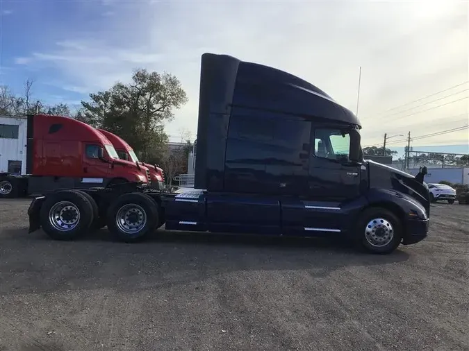 2021 VOLVO VNL760