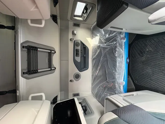 2027 VOLVO TRUCK VNL64TV04