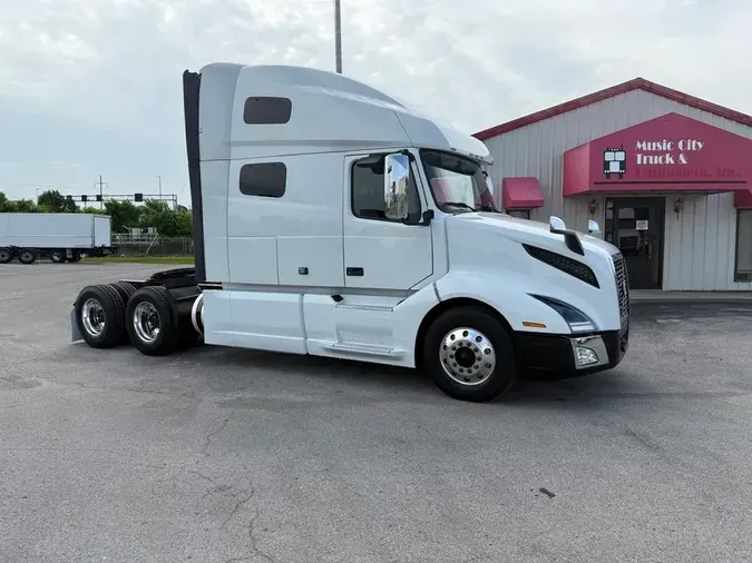 2020 VOLVO VNL64T760