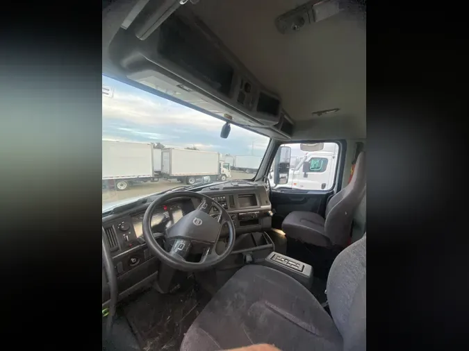 2019 VOLVO VNL64T-300