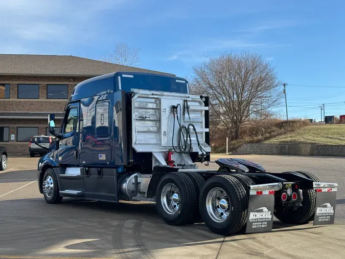 2021 FREIGHTLINER Cascadia 126