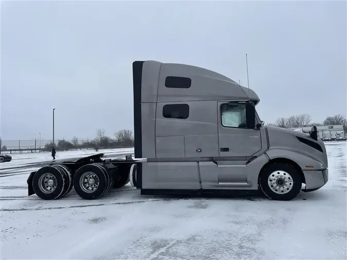 2021 VOLVO VNL64T760