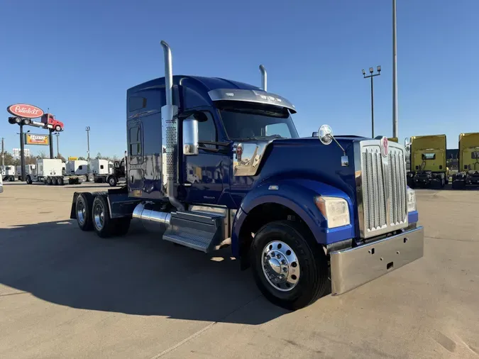 2022 Kenworth W990