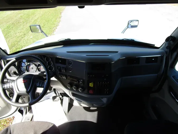 2021 Peterbilt 57925a6689541946a4e524415312928cd83