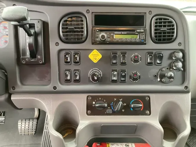 2016 FREIGHTLINER/MERCEDES M2 106