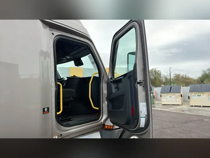 2025 Freightliner Cascadia 126