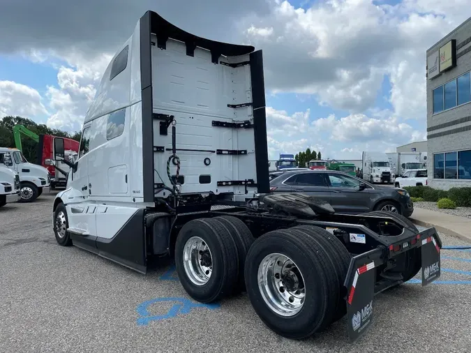 2025 VOLVO VNL64T860