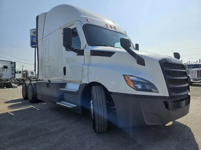 2021 FREIGHTLINER Cascadia 126
