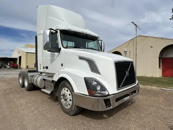 2015 VOLVO VNL64T300