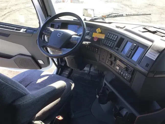 2021 VOLVO VNL740