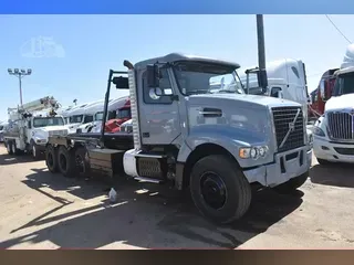 2012 VOLVO VHD64F200