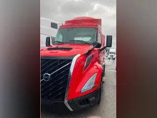 2025 VOLVO VNL64T300