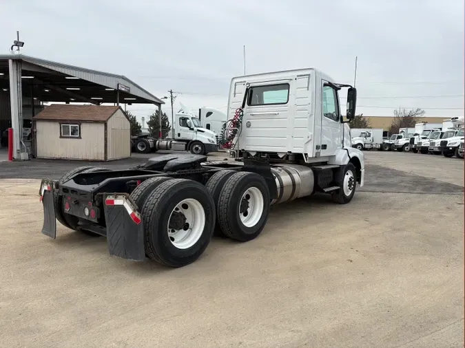 2017 VOLVO VNL64TRACTOR