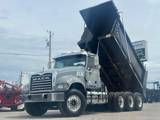 2017 MACK GU713