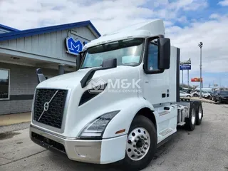 2025 VOLVO VNR64T300