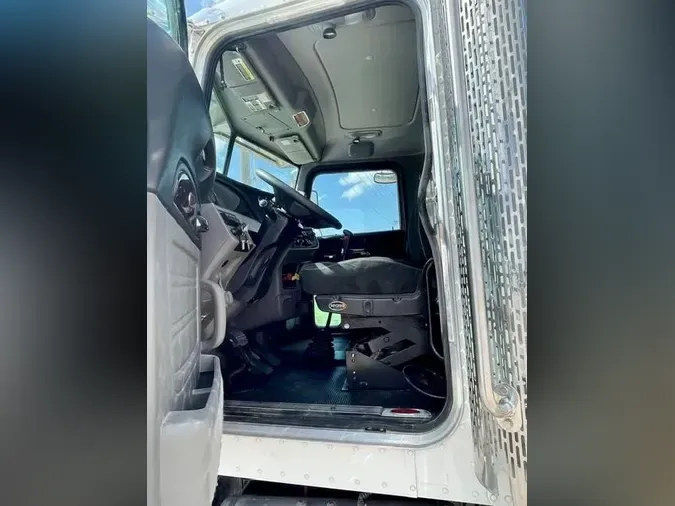 2024 Peterbilt 389