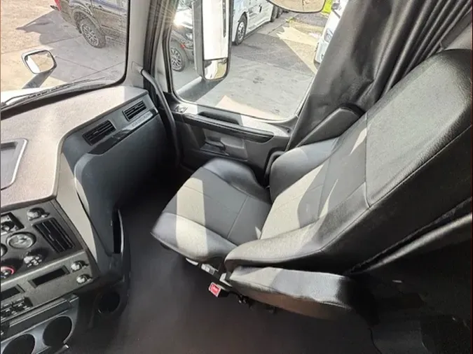 2023 Freightliner Cascadia 126