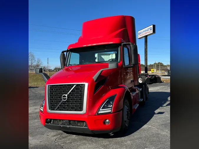 2020 VOLVO VNR64T300