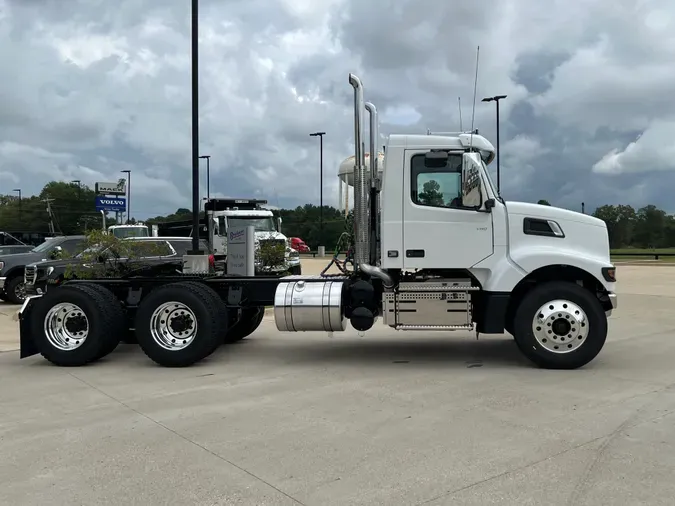 2025 VOLVO VHD64FT300