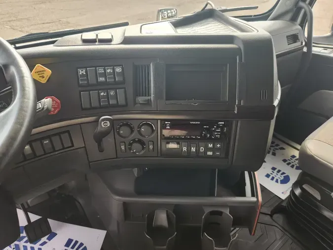 2021 VOLVO VNL64T860