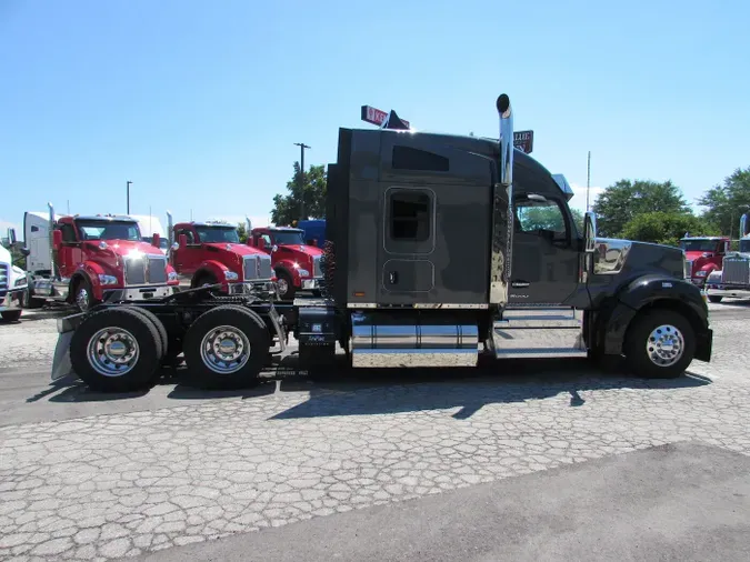 2024 Kenworth W990
