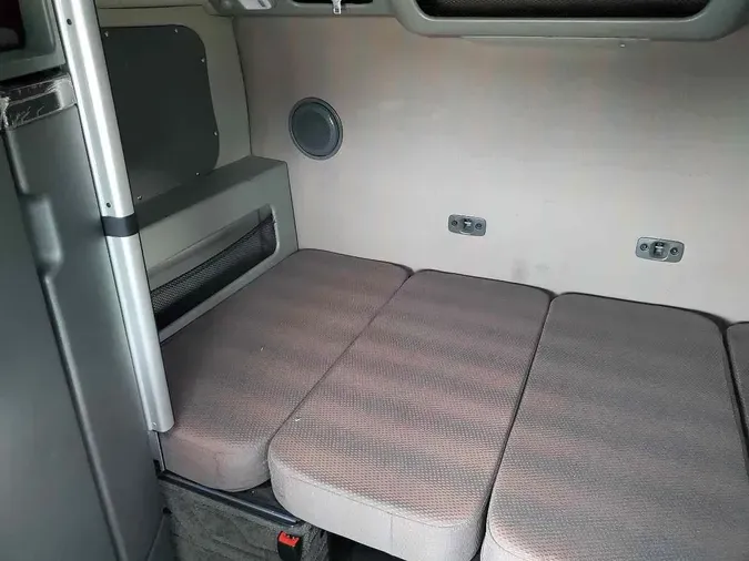 2025 VOLVO VNL64T860