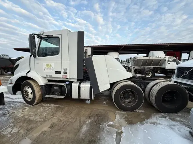 2018 VOLVO VNR64T300