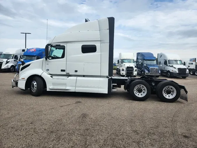 2023 VOLVO VNL64T740